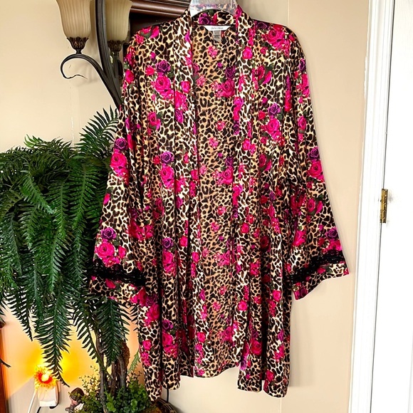 NWOT Delicates Satin Robe Animal Leopard Print Floral Hot Pink Roses Lace Detail - Picture 13 of 14